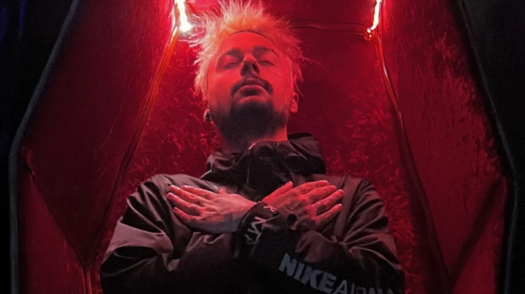 Απελπισμένος ο Sin Boy μετά το ξύλο στο κομμωτήριο: Πόζαρε μέσα σε… φέρετρο – «Τι άλλο να κάνω για να με κάνετε viral;»