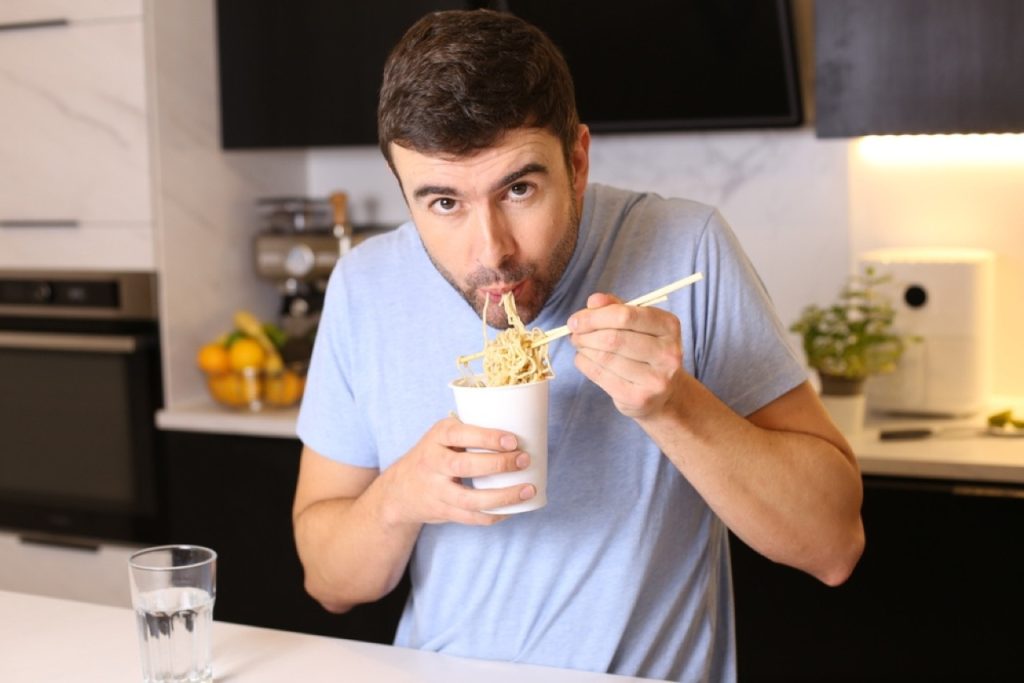 Δείτε ποιοι είναι οι κίνδυνοι που κρύβει η γρήγορη κατανάλωση φαγητού