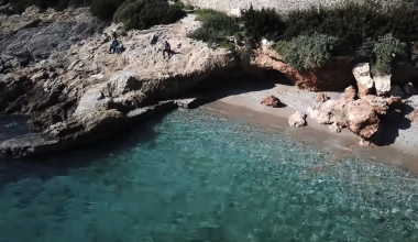 Τρεις παραλίες κοντά στην Αθήνα που είναι ιδανικές για τα πρώτα μπάνια (βίντεο)