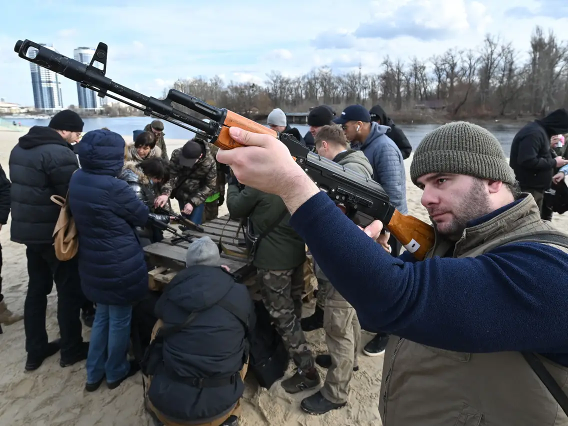 Έως 5 εκατομμύρια όπλα διανεμήθηκαν σε Ουκρανούς πολίτες – Η κυβέρνηση δεν γνωρίζει ποιοι τα έχουν