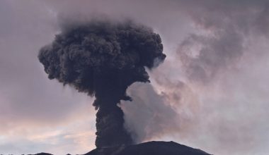 Ηφαίστειο εξερράγη στην Ινδονησία – Εκκενώθηκε η περιοχή (βίντεο) 