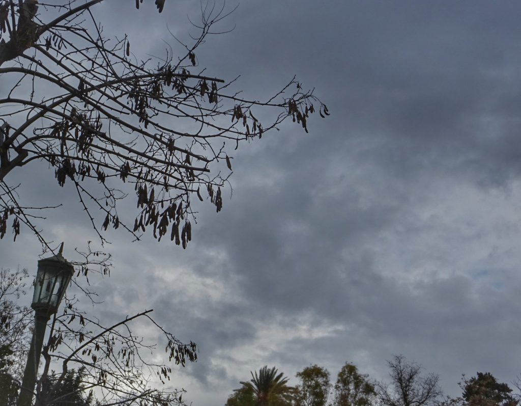 «Χαλάει» ο καιρός: Με τοπικές βροχές, πτώση της θερμοκρασίας κατά 10°C και αφρικανική σκόνη έως το Σαββατοκύριακο