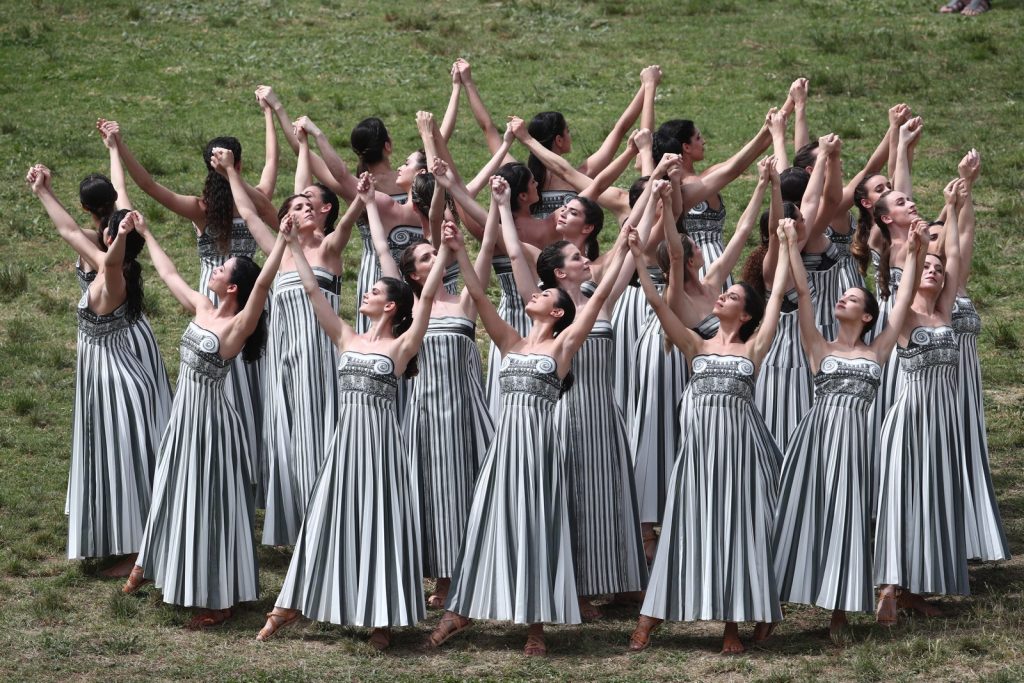 Οίκτο προκάλεσαν οι γελοίες ενδυμασίες των μελών του χορού στην τελετή αφής της Ολυμπιακής Φλόγας: Κάτι από Γκοτιέ, κάτι από τσόντα…