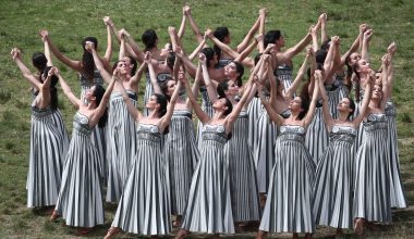 Οίκτο προκάλεσαν οι γελοίες ενδυμασίες των μελών του χορού στην τελετή αφής της Ολυμπιακής Φλόγας: Κάτι από Γκοτιέ, κάτι από τσόντα…