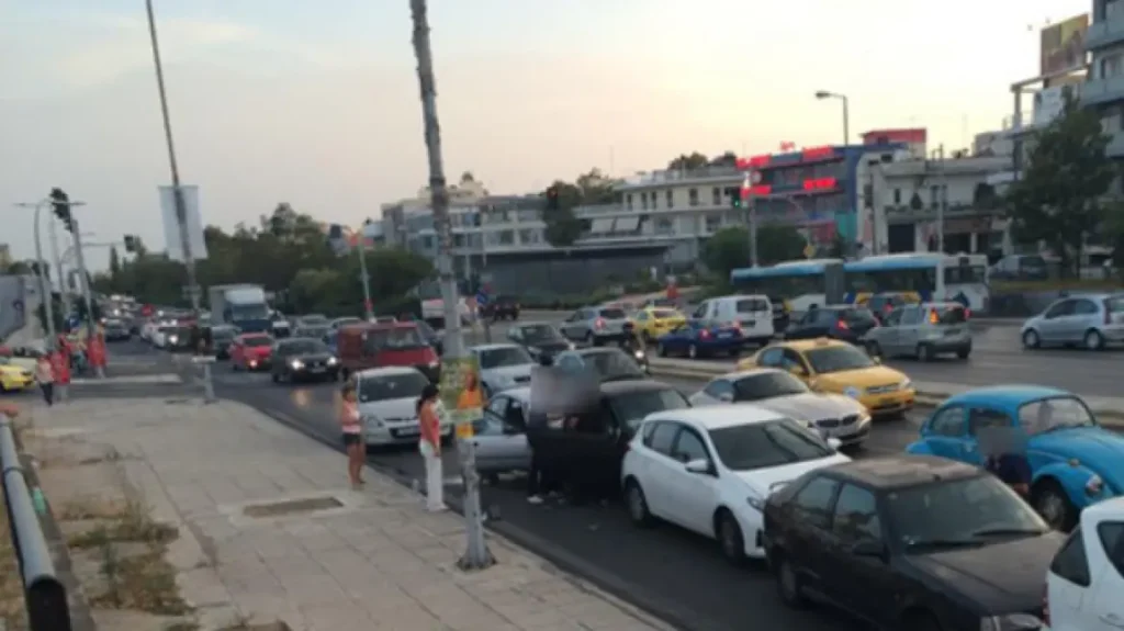 Τροχαίο στη Βουλιαγμένης – Βγήκαν από τα αυτοκίνητα και «πιάστηκαν» στα χέρια 