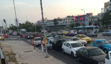Τροχαίο στη Βουλιαγμένης – Βγήκαν από τα αυτοκίνητα και «πιάστηκαν» στα χέρια 