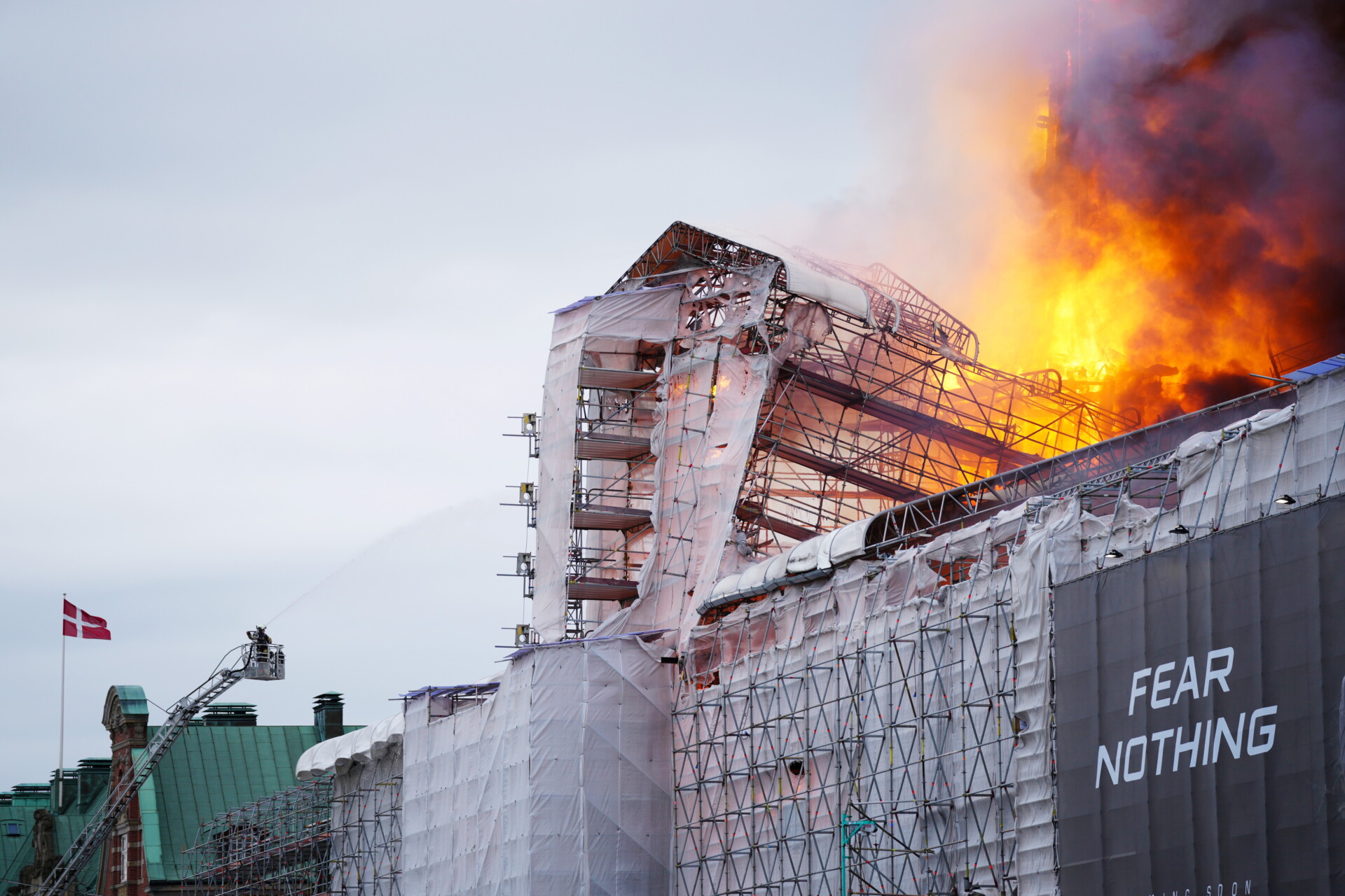 Δανία: Υπό έλεγχο η φωτιά στο παλιό Χρηματιστήριο της Κοπεγχάγης – «Πονάει την ψυχή μας» (βίντεο)