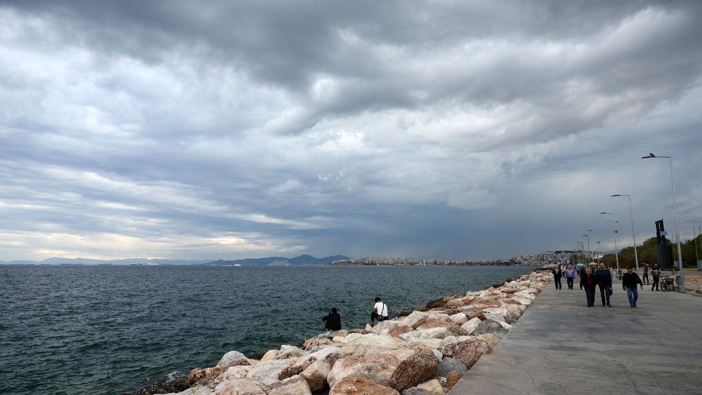 Ο καιρός σήμερα: Νεφώσεις, τοπικές βροχές και αφρικανική σκόνη – Η πρόγνωση της ΕΜΥ