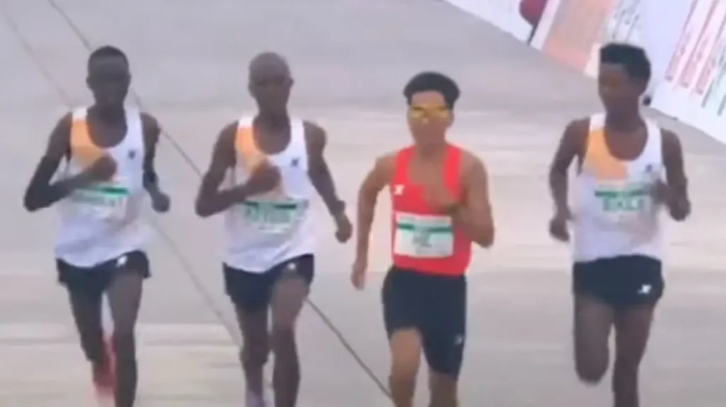 Δρομείς από την Αφρική έκοψαν ταχύτητα για να αφήσουν Κινέζο να κερδίσει τον ημιμαραθώνιο του Πεκίνου – «Ήταν φίλος μας»