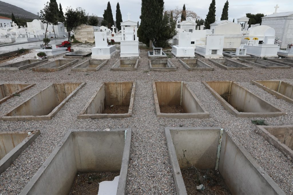 Άγριο οικογενειακό επεισόδιο πάνω σε τάφο στη Θεσσαλονίκη – 60χρονος άρπαξε σταυρό και χτύπησε τη νύφη του στο κεφάλι