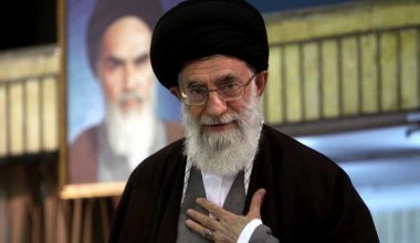 Αποθέωση του ανώτατου ηγέτη του Ιράν Αλί Χαμενεΐ μετά την επίθεση του Σαββάτου (βίντεο)