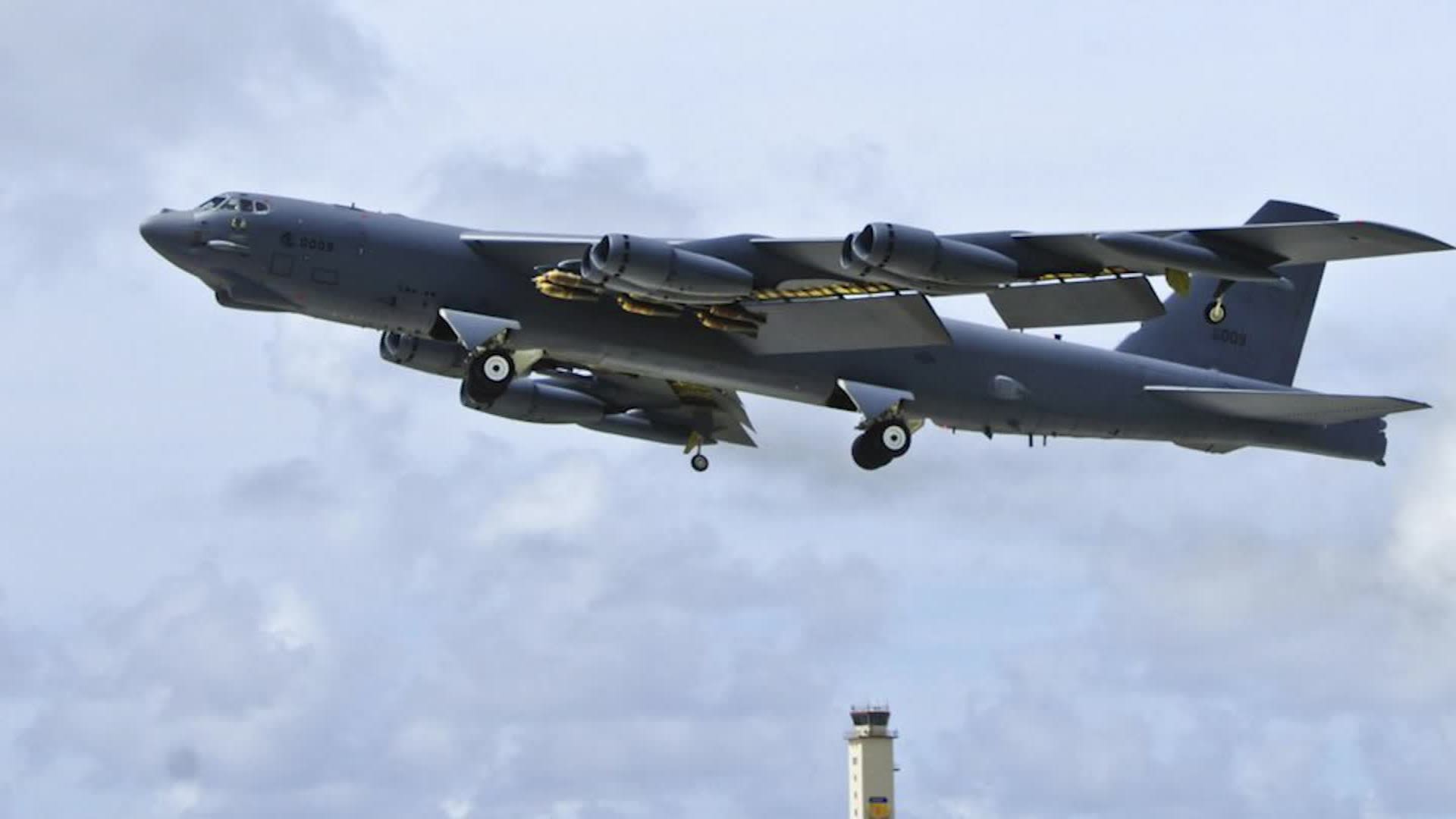 Απάντηση από ΗΠΑ στην πυρηνική εντολή “MONOLITH” της Ρωσίας: «Φορτώνουν» με πυρηνικές βόμβες τα στρατηγικά βομβαρδιστικά B-52H (βίντεο)