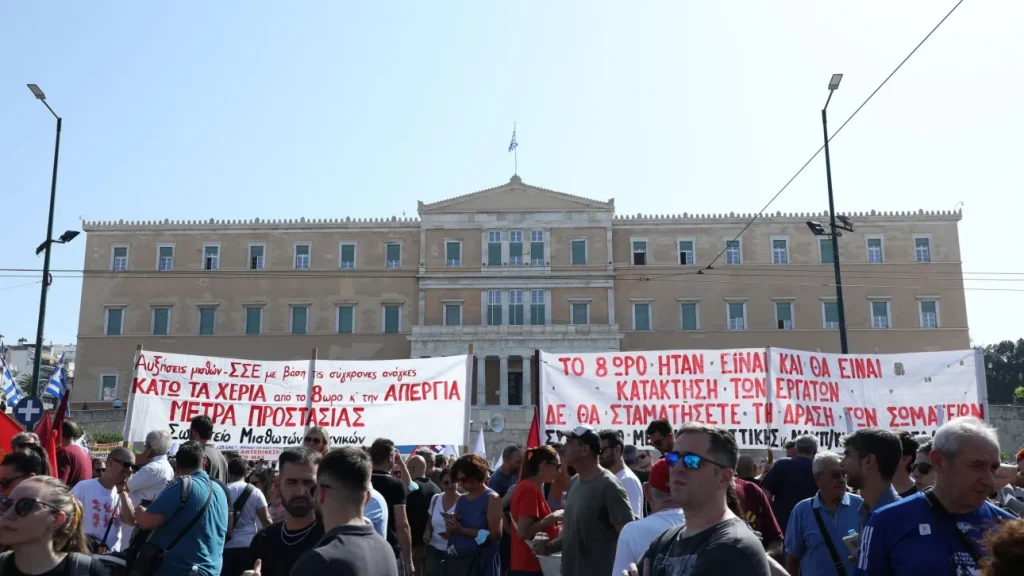Ολοκληρώθηκαν οι συγκεντρώσεις των απεργών στο κέντρο της Αθήνας – Άνοιξαν οι δρόμοι (φώτο) (upd)