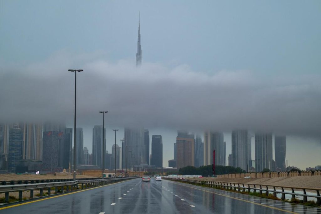 Η στιγμή που το τρίτο κύμα καταιγίδας πλησιάζει το Ντουμπάι (βίντεο)