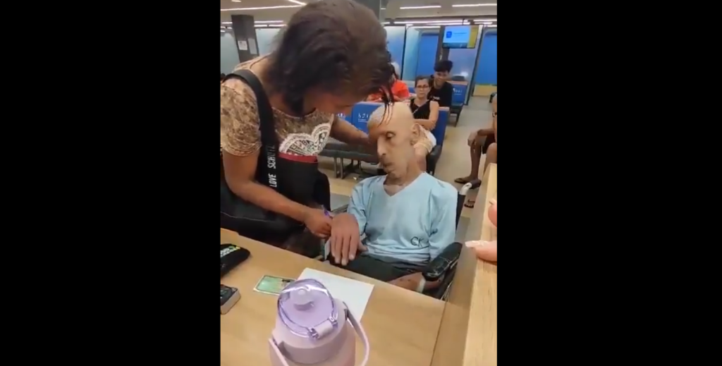 Βραζιλία: Πήγε στην τράπεζα να πάρει δάνειο με τον νεκρό της θείο – «Θείε με ακούς; Πρέπει να υπογράψεις» (βίντεο)