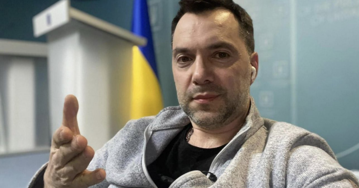 Ο.Αρεστόβιτς: «Στην Ουκρανία κυνηγάμε τους άντρες για να πολεμήσουν στην Ρωσία πάνε από μόνοι τους»