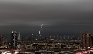 Ντουμπάι: Τι είναι η «σπορά των νεφών» που προκάλεσε την ιστορική καταιγίδα μέσω τεχνικού ψεκασμού