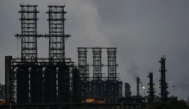 Τις κυρώσεις στον πετρελαϊκό τομέα της Βενεζουέλας επαναφέρουν σε ισχύ οι ΗΠΑ