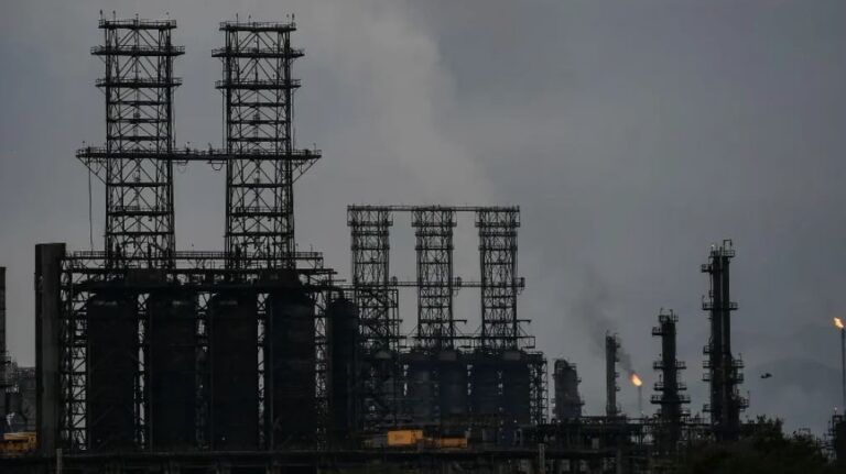 Τις κυρώσεις στον πετρελαϊκό τομέα της Βενεζουέλας επαναφέρουν σε ισχύ οι ΗΠΑ