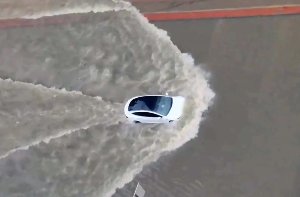 Tesla Model 3 και Porsche Taycan «κολυμπάνε» στο Ντουμπάι (βίντεο)
