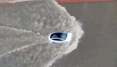 Tesla Model 3 και Porsche Taycan «κολυμπάνε» στο Ντουμπάι (βίντεο)