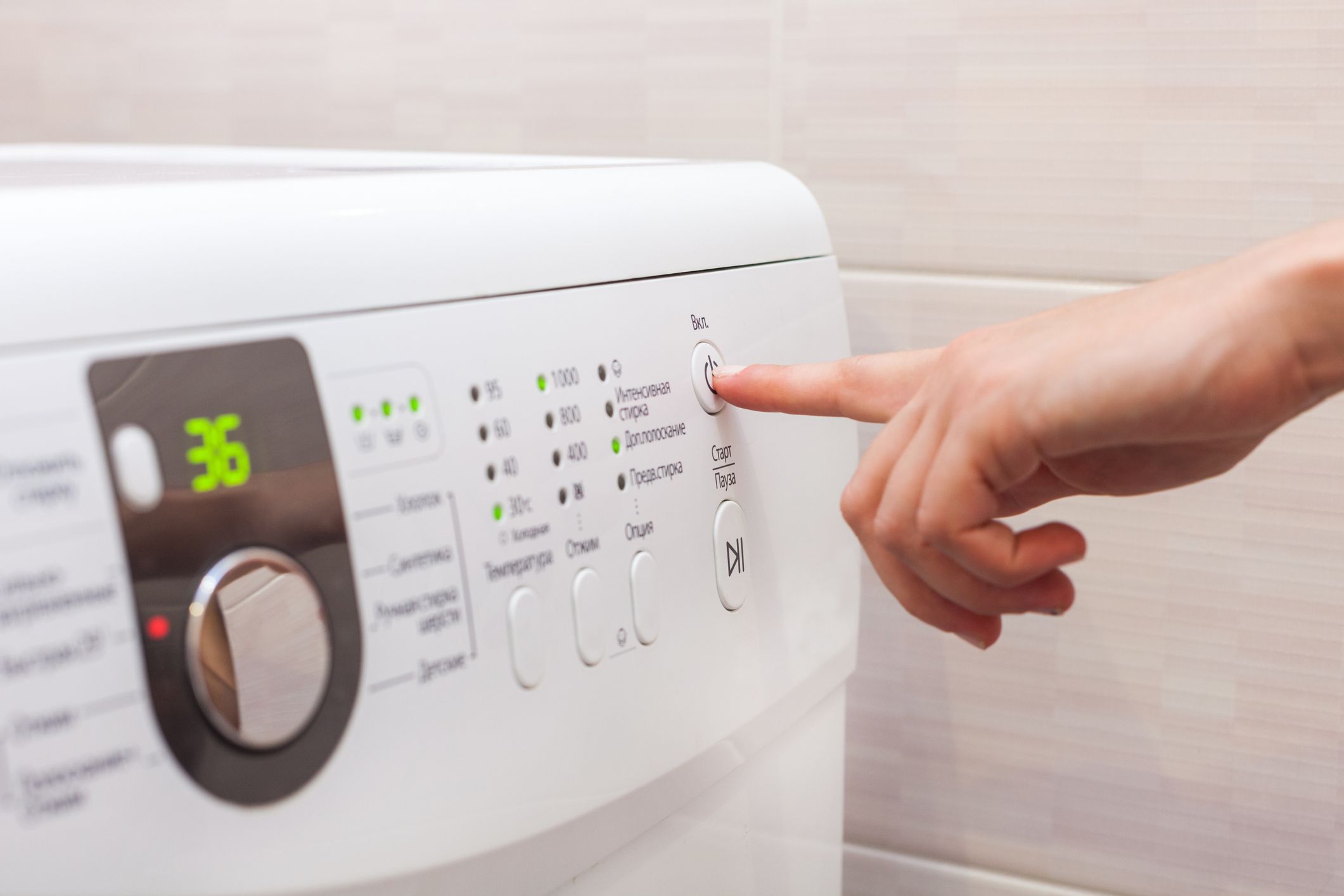 Οι Ρώσοι τρολάρουν την φον ντερ Λάιεν για τα «τσιπάκια των πλυντηριών»: «Με αυτά φτιάχνουμε όπλα» (βίντεο)