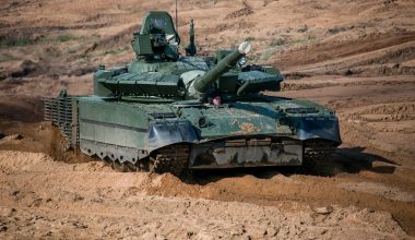Ατέλειωτες γραμμές ρωσικών αρμάτων μάχης T-80BVM με βελτιωμένη θωράκιση στις γραμμές παραγωγής