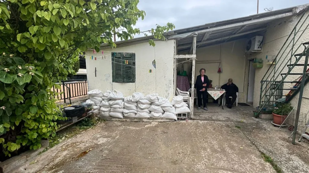 Προετοιμάζονται για την κακοκαιρία οι κάτοικοι της Θεσσαλίας: Βάζουν σακιά με άμμο στις αυλές τους – «Είμαστε φοβισμένοι»