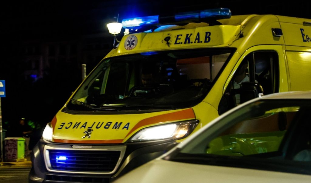 Μηχανή συγκρούστηκε με αυτοκίνητο στο κέντρο της Αθήνας – Ένας σοβαρά τραυματίας