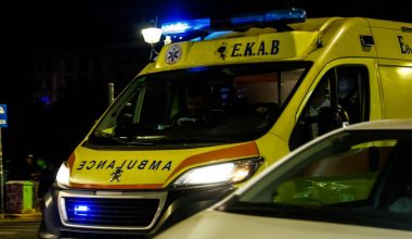 Μηχανή συγκρούστηκε με αυτοκίνητο στο κέντρο της Αθήνας – Ένας σοβαρά τραυματίας