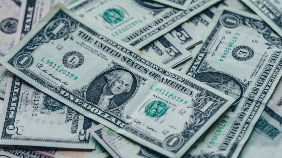 Εντοπίστηκε τσάντα με εκατοντάδες χιλιάδες δολάρια στη Σύμη – Εξετάζεται αν είναι πλαστά