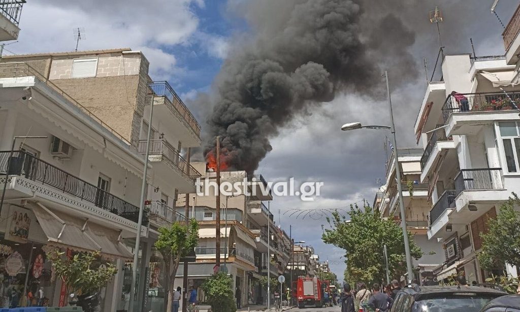 Ολοσχερώς κάηκε το δώμα από τη μεγάλη φωτιά που ξέσπασε σε πολυκατοικία στη Θεσσαλονίκη (upd)