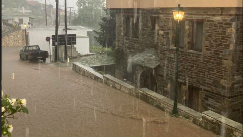 Άρχισαν τα προβλήματα από την κακοκαιρία: Χωρίς ρεύμα έχει μείνει τμήμα του Βόλου