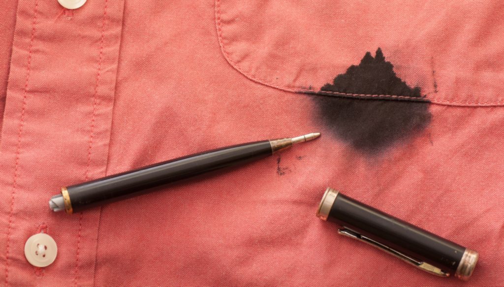 Λεκές από στυλό: Το κόλπο για να τον αφαιρέσετε εύκολα από τα ρούχα σας