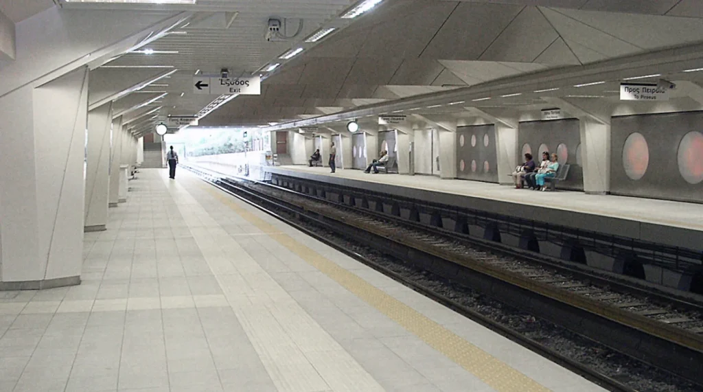 Κάτω Πατήσια: Ακινητοποίησαν 21χρονο στον ΗΣΑΠ, του άρπαξαν χρυσή αλυσίδα από το λαιμό και έγιναν «καπνός»