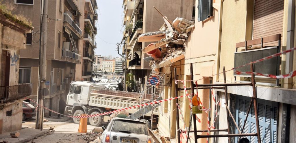 Ενώπιον του ανακριτή σήμερα ο εργολάβος του κτιρίου που κατέρρευσε στον Πειραιά – Το Σάββατο η κηδεία του αστυνομικού