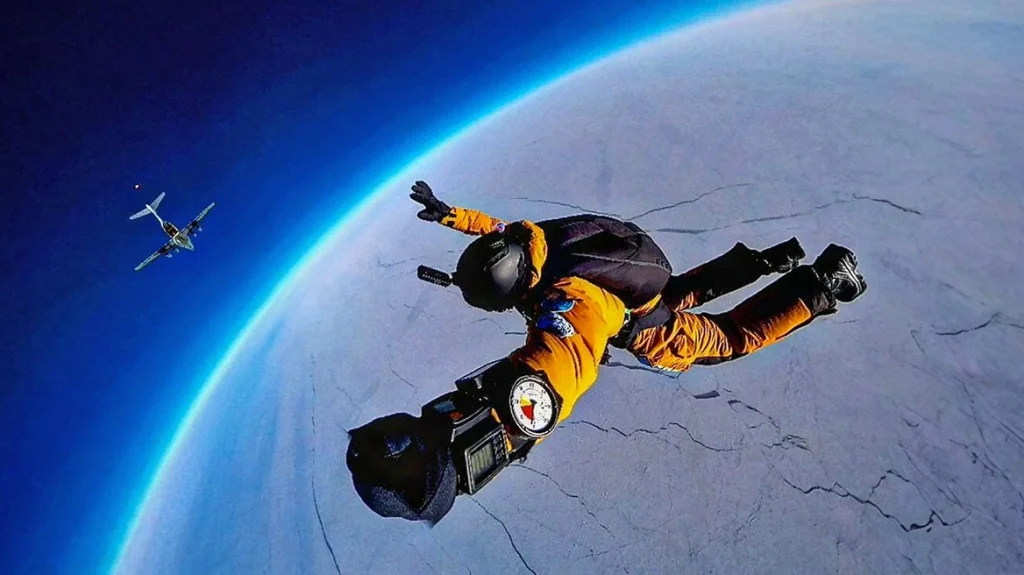 Τρεις Ρώσοι έγραψαν ιστορία πέφτοντας με αλεξίπτωτα από τη στρατόσφαιρα στον Βόρειο Πόλο (φωτο) 