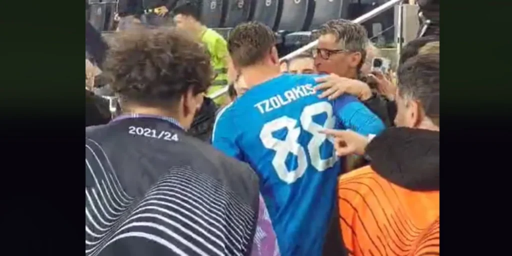 Κ.Τζολάκης: Η στιγμή που ο τερματοφύλακας – «ήρωας» του Ολυμπιακού πέφτει στην αγκαλιά του πατέρα του (βίντεο) 
