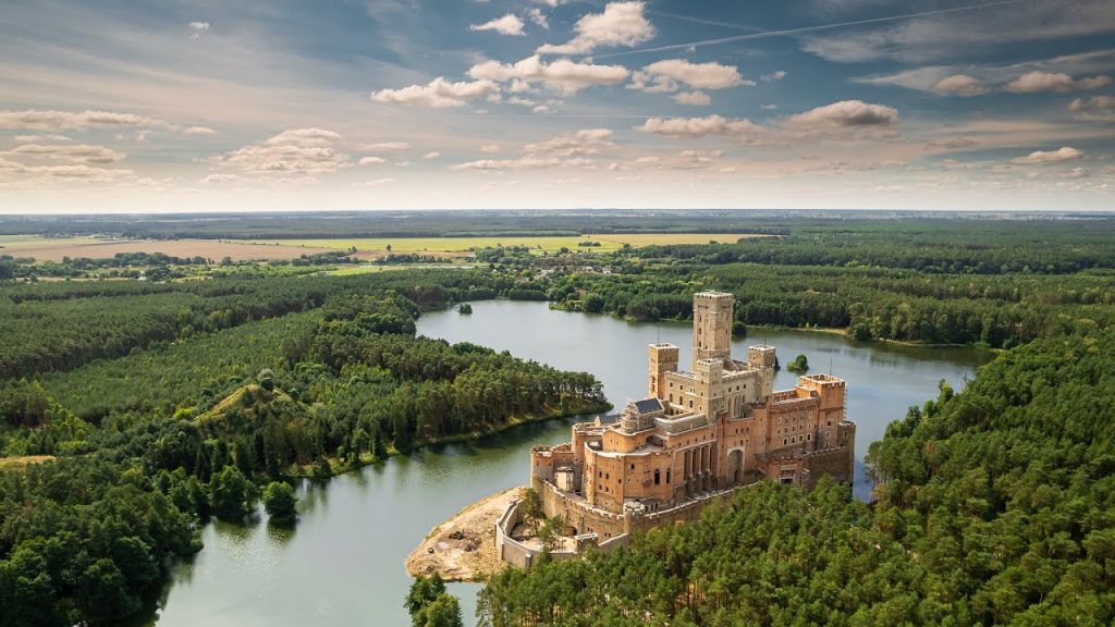 Αυτό είναι το μυστηριώδες κάστρο που επιπλέει στο νερό – Οι θεωρίες συνωμοσίας γύρω από αυτό (βίντεο)