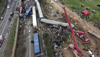 Τέμπη: Εικόνες από drone δείχνουν το μπάζωμα λίγες ώρες μετά τη σύγκρουση των τρένων