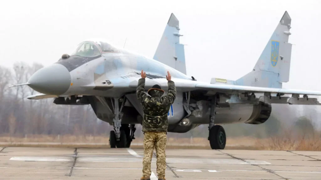 Ντνίπρο: Η στιγμή που ρωσικός Iskander εξαερώνει ουκρανικό MiG-29 στο έδαφος – Στο Κίεβο περιμένουν τα F-16