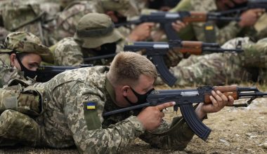 Ουκρανοί στρατιώτες εκτελούν αστυνομικούς κατά την διάρκεια ελέγχου!  – Ένας νεκρός και ένας σοβαρά τραυματίας