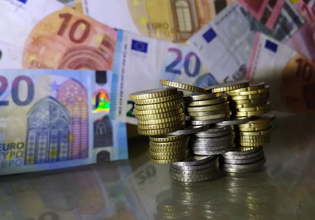 Πόσο και πότε θα αυξηθεί ο κατώτατος μισθός