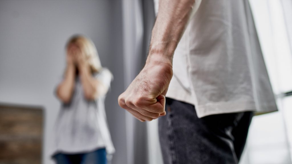 Πέντε νέα περιστατικά ενδοοικογενειακής βίας στην Πάτρα – Συνελήφθη γυναίκα που ξυλοκοπούσε τον άνδρα της 