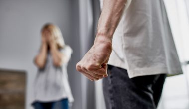 Πέντε νέα περιστατικά ενδοοικογενειακής βίας στην Πάτρα – Συνελήφθη γυναίκα που ξυλοκοπούσε τον άνδρα της 