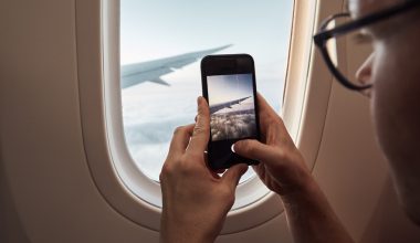 Το γνωρίζατε; – Για ποιο λόγο βάζουμε το κινητό μας σε λειτουργία πτήσης όταν ταξιδεύουμε με το αεροπλάνο;