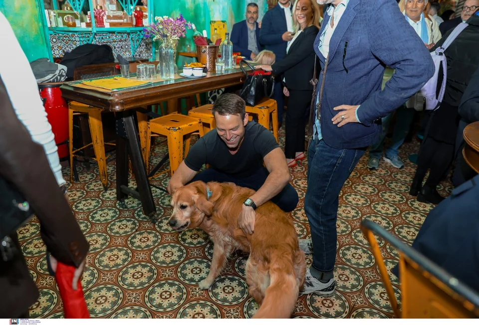 Σ.Κασσελάκης: Το «έριξε» έξω με τους υποψήφιους ευρωβουλευτές του ΣΥΡΙΖΑ σε κουβανέζικο μπαρ στου Ψυρρή (φωτο)