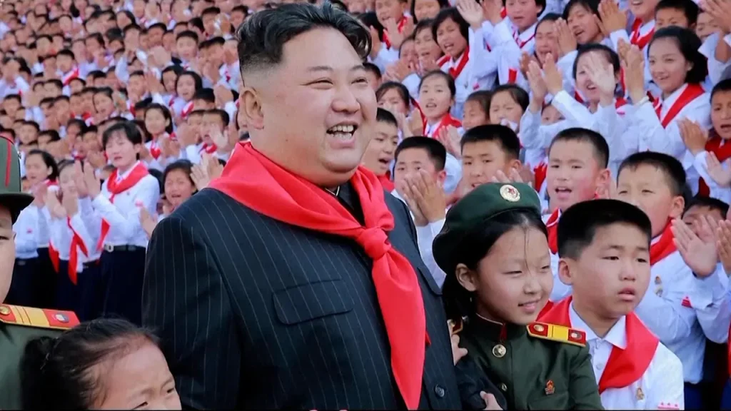 Friendly Father: Ο Κιμ Γιονγκ Ουν πρωταγωνιστεί σε βίντεο κλιπ τραγουδιού αφιερωμένο στον ίδιο