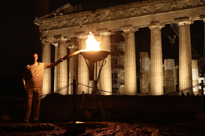 Εντυπωσιακές εικόνες: Η Ολυμπιακή Φλόγα «φώτισε» την Ακρόπολη 