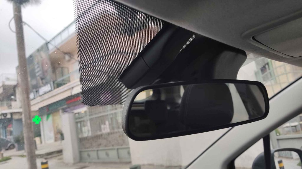 Δείτε γιατί υπάρχουν οι μαύρες κουκίδες στο παρμπρίζ του αυτοκινήτου